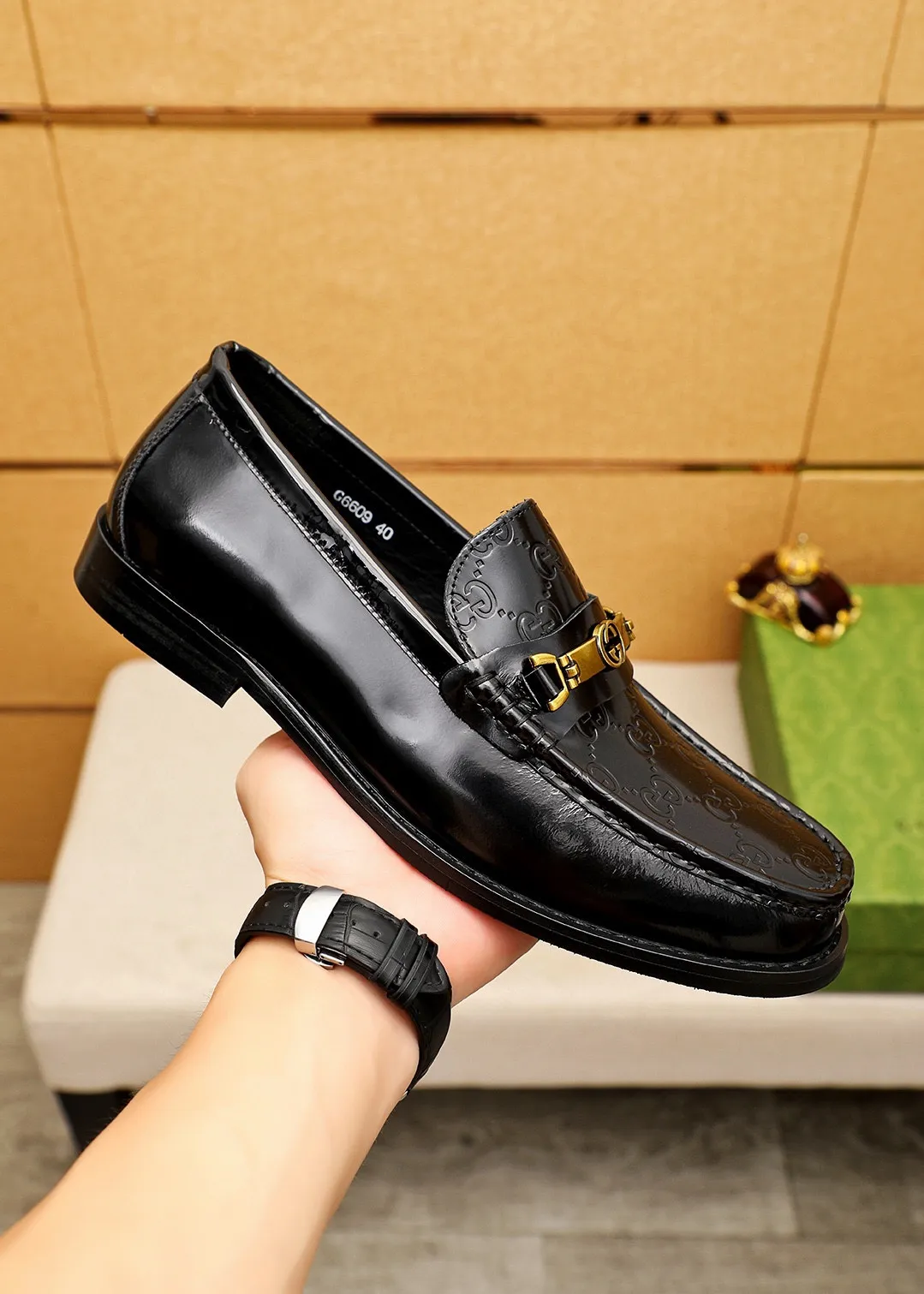 Men's shoes 💰460 💐 Product trademark: GUCCI "Gucci" casual leather shoes Regular size: 38-44 (45🉑️customized) Product materials: Selected imported first-layer open-edge beaded cowhide embossed upper + luxury hardware buckle, imported water-dyed cowhide leather lining. Strong three-dimensional visual effect, original combination outsole Color: 4⃣️colors available